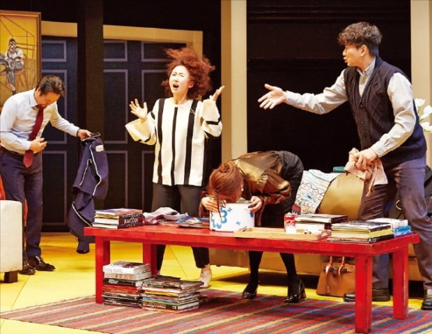 다음달 24일까지 서울 예술의전당 CJ토월극장에서 공연하는 연극 ‘대학살의 신’. 