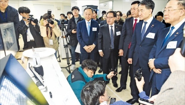 홍남기 부총리 겸 기획재정부 장관(오른쪽 첫 번째)과 박능후 보건복지부 장관(두 번째), 유영민 과학기술정보통신부 장관(네 번째), 황창규 KT 회장(다섯 번째)이 20일 경기 과천 KT사옥에서 5세대(5G) 이동통신 기술을 활용한 미세먼지 관리 방안에 대한 브리핑을 듣고 있다.   /기재부 제공 