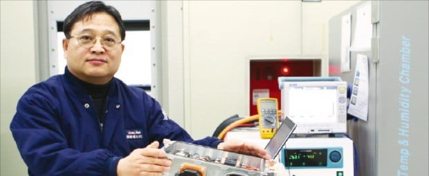 엄준형 영화테크 대표가 충남 아산 본사 공장에서 전기차에 사용되는 전력전자모듈의 기능을 설명하고 있다.  /강태우  기자 