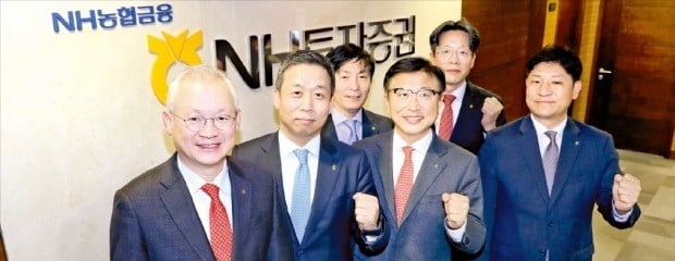 제10회 한국IB대상 종합대상의 영예를 안은 NH투자증권의 정영채 사장(맨 왼쪽)과 임원들이 21일 여의도 본점에서 파이팅을 외치고 있다. 왼쪽 두 번째부터 윤병운 IB1사업부 대표, 이성 인더스트리1본부장, 박기호 구조화금융본부장, 김연수 투자금융본부장, 김형진 인더스트리2본부장.  /NH투자증권  제공 