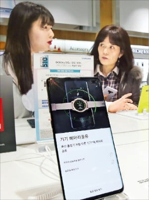 서울 서초동 삼성전자 딜라이트숍에 전시된 갤럭시S10.  /연합뉴스 