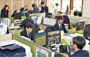 경북 상주시 공무원들이 21일 검은색 정장 차림으로 근무하고 있다. /상주시 제공