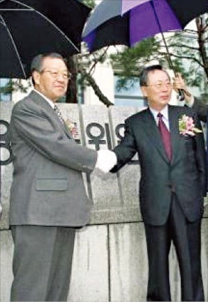 1998년 4월 금융감독위원회 출범식. 김종필 당시 국무총리(왼쪽)와 이헌재 초대 위원장이 악수하고 있다.  /e영상역사관 제공 