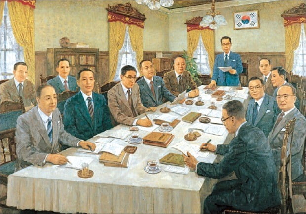 1950년 6월 5일 처음 열린 금융통화위원회 회의 그림. 대한민국 2대 재무부 장관인 최순주 의장이 서류를 들고 가운데 서 있다. 그의 오른쪽이 구용서 초대 한국은행 총재다. /한국은행 제공 