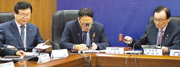 이해찬 더불어민주당 대표(오른쪽)가 22일 세종시청에서 국가균형발전을 위한 현장 최고위원회의를 주재하며 의사봉을 두드리고 있다. 왼쪽부터 설훈·박주민 최고위원, 이 대표.  /연합뉴스 