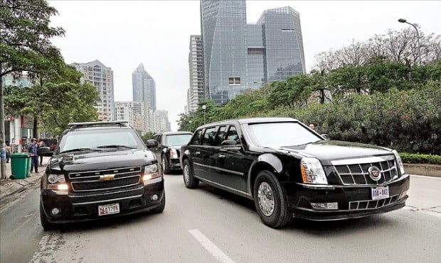 도널드 트럼프 미국 대통령의 전용차인 ‘더 비스트’(오른쪽)가 지난 23일 트럼프 대통령 숙소로 유력한 베트남 하노이 JW메리어트호텔 인근 도로를 지나고 있다. /Zing.zn 제공 