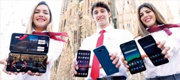 LG전자가 24일 스페인 바르셀로나에서 새 스마트폰 ‘V50 씽큐 5G’와 ‘G8 씽큐’ 등을 공개했다. 모델들이 사그라다 파밀리아 성당 앞에서 듀얼스크린을 결합한 ‘V50 씽큐 5G’(왼쪽부터), ‘G8 씽큐’ ‘Q60’ ‘K50’ ‘K40’ 등 신제품을 소개하고 있다.  /LG전자 제공 
