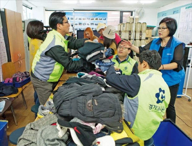 경기도시시공사 직원들이 나눔 행사를 위해 매달 마지막 주 수원 본사에 두는 기부물품 수거카트 ‘굿윌스토어’. 경기도시공사 제공 