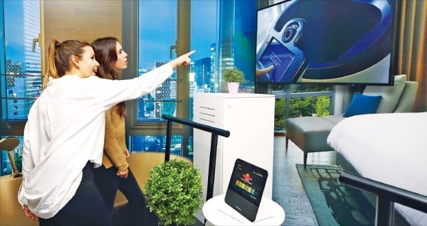 KT가 스페인 바르셀로나에서 열리고 있는 모바일 전시회 ‘MWC19’에서 5세대(5G) 이동통신을 활용한 ‘인공지능(AI) 호텔 로봇’을 26일 공개했다. 투숙객이 편의서비스(어메니티)를 주문하면 로봇이 자율주행으로 배달하는 과정을 시연했다. KT는 노보텔앰배서더 서울 동대문 호텔&레지던스를 시작으로 자사가 운영하는 호텔에 AI 로봇 기술을 적용할 예정이다.  /KT  제공 