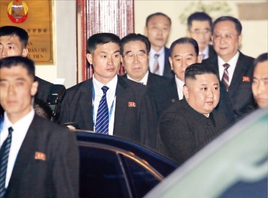 < '방탄 경호원'에 둘러싸여 숙소로 > 김정은이 경호원들에 에워싸인 채 북한대사관에서 나와 숙소로 향하고 있다. 