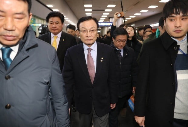 더불어민주당 이해찬 대표가 1일 오전 서울 용산역에서 열린 현장 최고위원회의에서 참석하기 위해 이동하고 있다. 연합뉴스