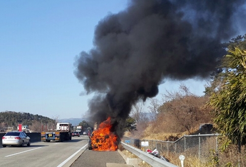 고속도로 달리던 BMW 차량서 불…인명피해 없어