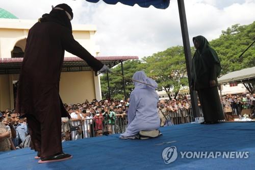 인니 10대 커플, 공공장소서 껴안았다가 '공개 태형'