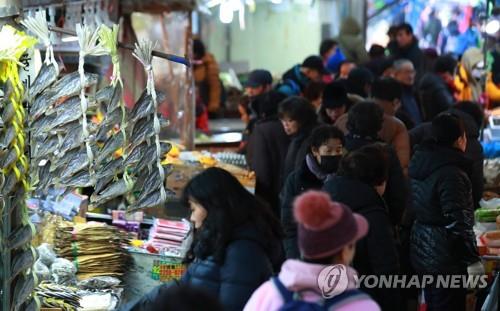 설 연휴 본격 시작…'명절 대목'에 활기 띤 시장·마트