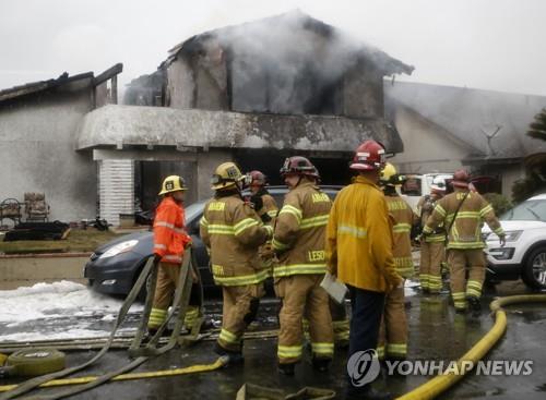 美 오렌지카운티 주택가에 경비행기 추락…5명 사망