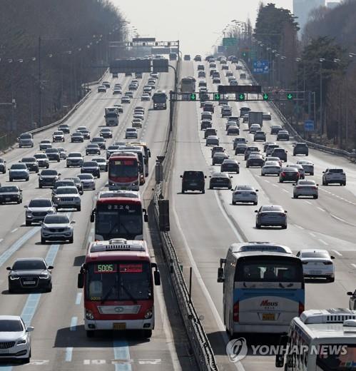 전국 공원묘원 성묘객 북적…오전부터 고속도로 일부 정체