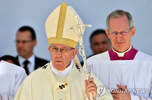 교황, 이슬람 발상지서 첫 미사 집전…17만명 운집