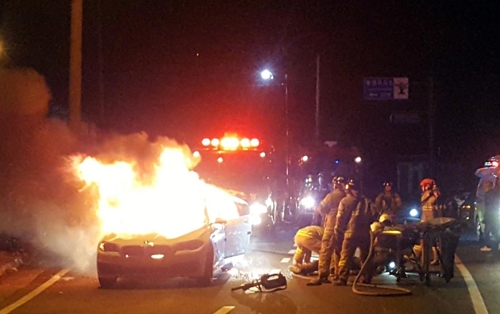 통영 해안도로에서 BMW 승용차 불…인명피해 없어