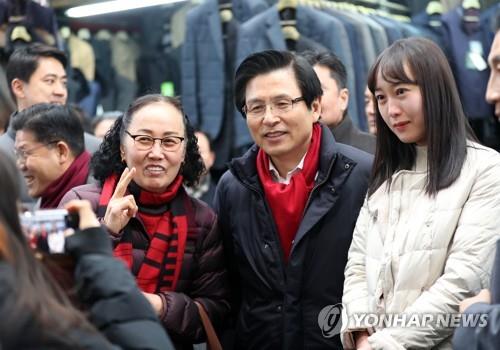 한국당 당권 주자 황교안·안상수 서문시장 찾아 지지 호소