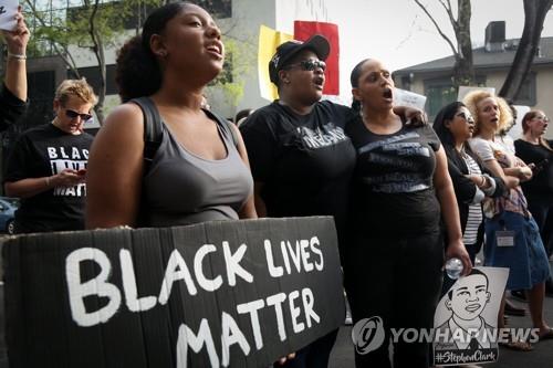 '흑인분장'에 들끓는 美…"인종차별적 고정관념을 오락에 활용"