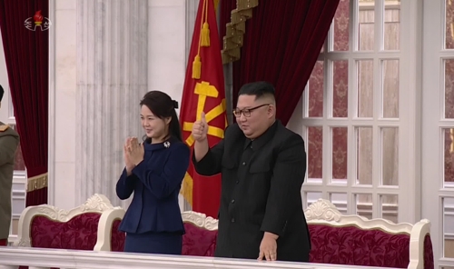 김정은, '건국절' 경축공연 보며 '엄지 척'·'기립박수'