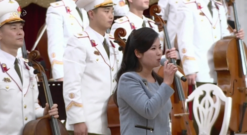 김정은, '건국절' 경축공연 보며 '엄지 척'·'기립박수'