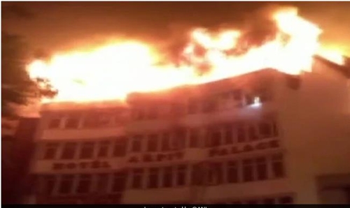인도 뉴델리 3성급 호텔서 화재…"17명 이상 사망"