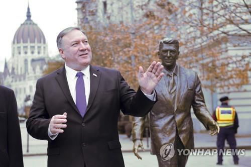 러 보란 듯…헝가리 방문 폼페이오, 레이건 동상 앞 '찰칵'