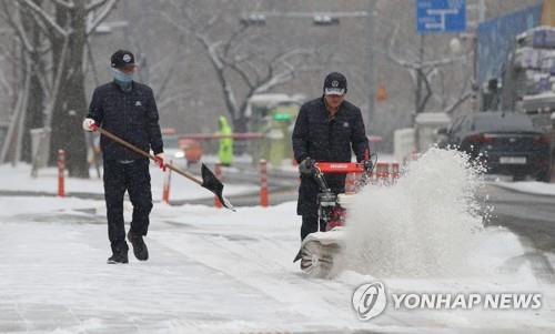 출근길 서울 눈 쌓이기 시작…오전 9시쯤 더 세진다