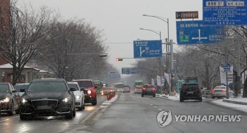 '우수'에 함박눈 펑펑…항공편 결항·지연 속출