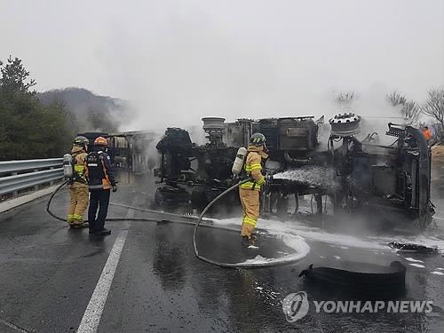 충주 중부내륙고속도로서 트레일러끼리 추돌…3시간 30분 통제