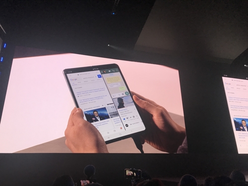 갤럭시 폴드 등장에 쏟아진 환호…3분할 멀티태스킹에 탄성