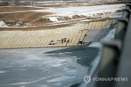 낙동강 상주보·낙단보 첫 부분 개방…수위 3∼6ｍ 낮춰