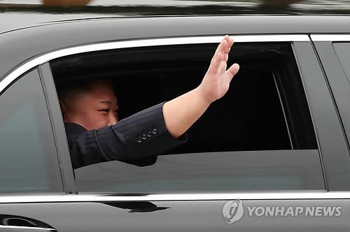 [북미회담 D-1] 김정은, 밝은 얼굴로 손 흔들며 베트남에 첫인사
