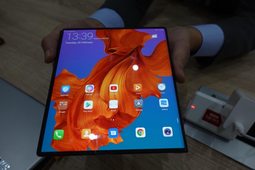 [MWC19] 화웨이 '메이트X' 무게 295g…가볍고 슬림한 두께 눈길