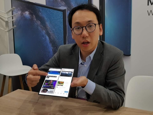 [MWC19] 화웨이 '메이트X' 무게 295g…가볍고 슬림한 두께 눈길