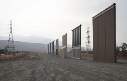 트럼프 대권의 상징 '국경장벽' 시제품 철거됐다