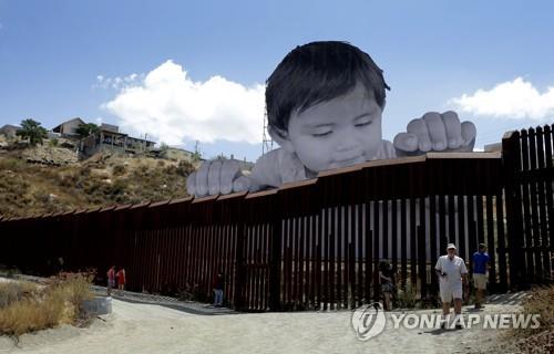 트럼프 대권의 상징 '국경장벽' 시제품 철거됐다
