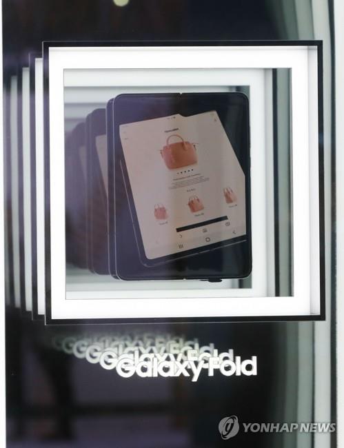 애플 공동창업자 워즈니악 "접는 아이폰 원한다"