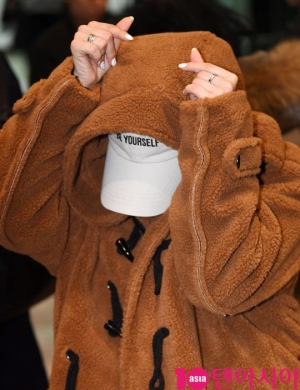 [TEN PHOTO]트와이스 사나 &#39;애교 하트에 추위도 녹겠네&#39;