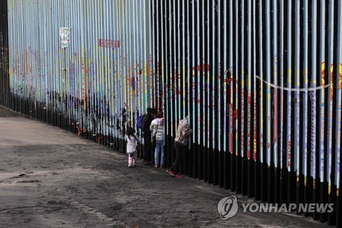 트럼프, 국가비상사태로 '장벽 승부수'…정국급랭속 소송戰 예고