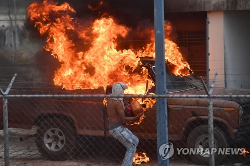 베네수엘라 국경서 '구호품 반입' 충돌…"4명 사망·300여명 부상"