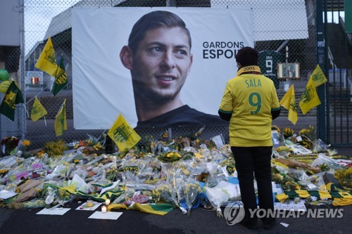 경비행기 잔해서 수습한 시신, 축구선수 살라로 확인