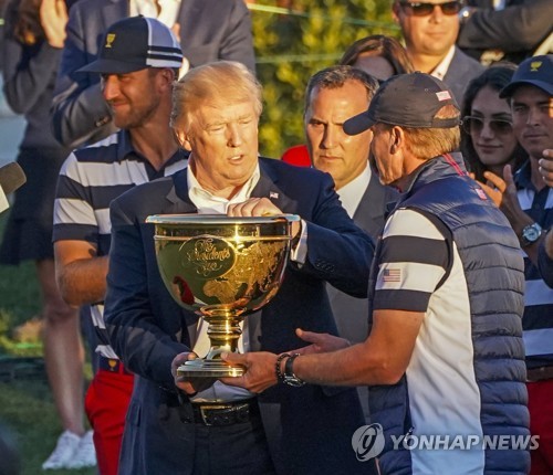 '골프광' 트럼프, 백악관에 사비로 5000만원대 스크린골프 설치