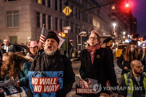 트럼프 '비상사태' 선포에 소송전 시작…민주당도 반격 시동