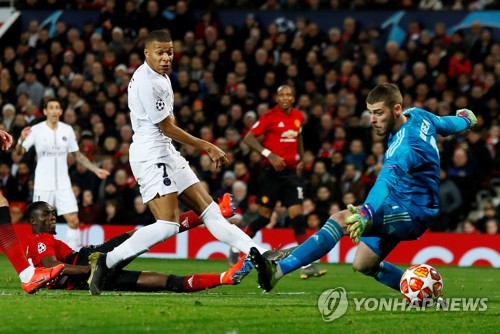 킴펨베·음바페 연속 골…차·포 뗀 PSG, 맨유 완파