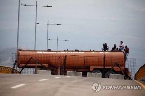 베네수엘라 국경 곳곳서 원조 반입놓고 충돌…최루탄 발포·시위