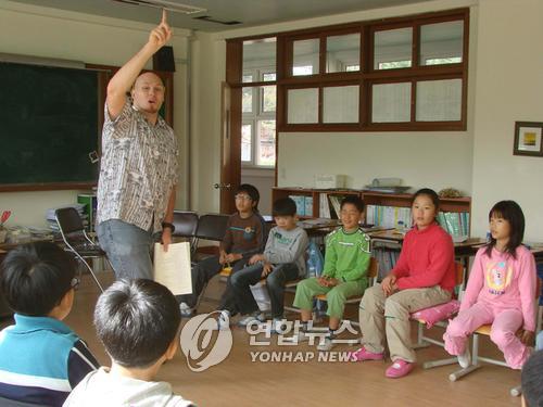 초등 1∼2학년 '방과후 영어' 새학기 재개 사실상 무산