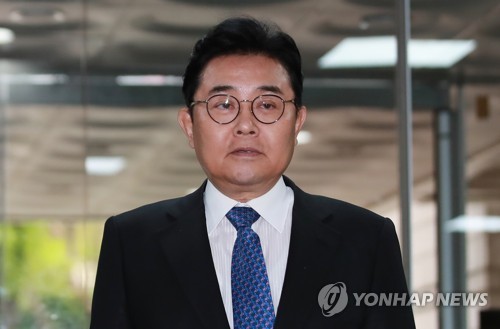 '뇌물수수' 전병헌 전 수석 1심 징역 6년…법정구속 면해