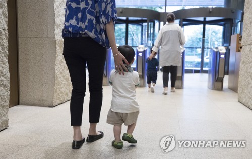 "출근해야 하는데…아침 9시, 아이 학교는 누가 보내죠?"